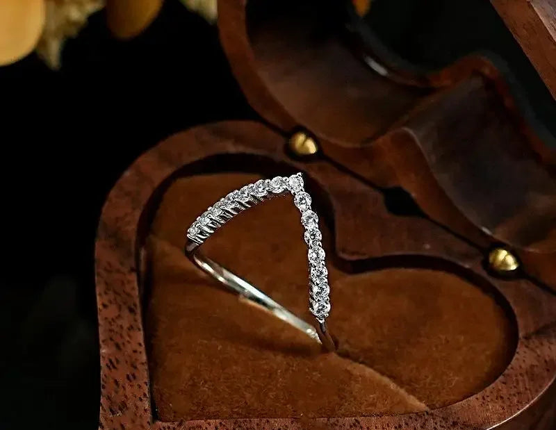 Kayla V-shaped High Carbon Diamond Ring