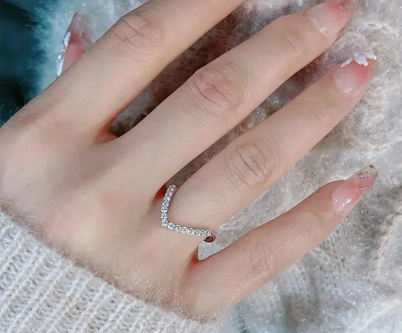 Kayla V-shaped High Carbon Diamond Ring