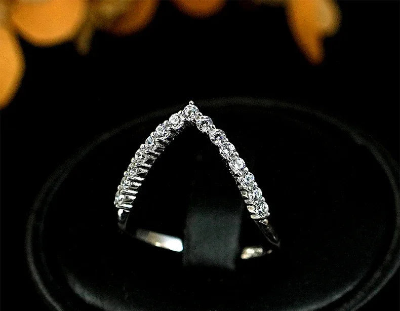 Kayla V-shaped High Carbon Diamond Ring