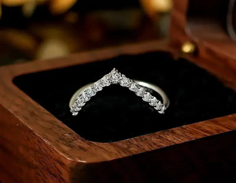 Kayla V-shaped High Carbon Diamond Ring