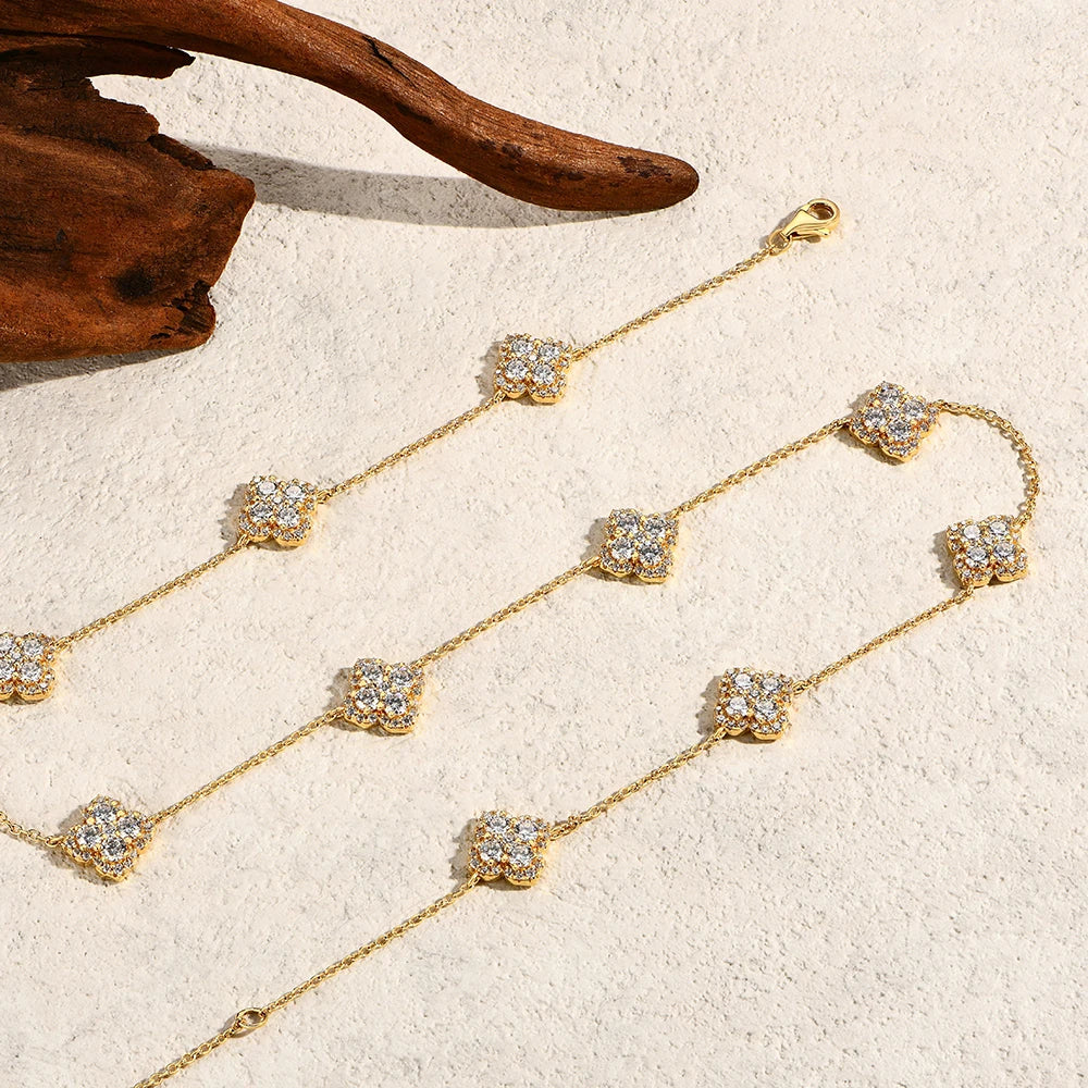 قلادة سكارليت بشكل الوردة من المويسانيت