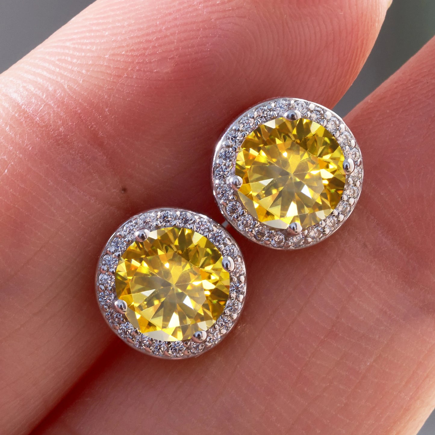 Razan Moissanite Round Earrings